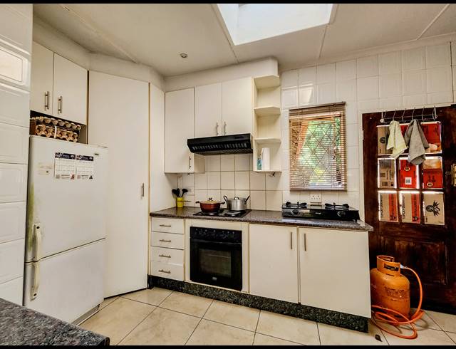 4 BEDROOM HOUSE FOR SALE IN CONSTANTIA KLOOF